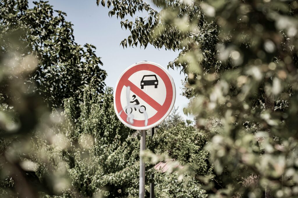 道路にある案内板でに車や自転車は通行してはいけないことが書いてある画像
