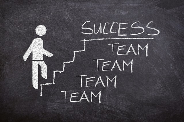 黒板に階段を一歩ずつ上がっていけばきっと成功するとイラストで表している画像