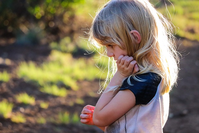 女の子が悩んでいる画像