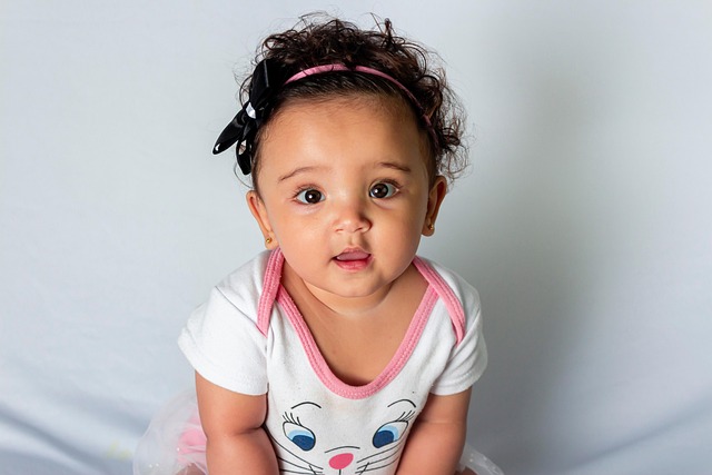 １歳前後の赤ちゃんがこちらを見ている画像