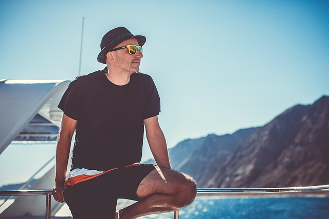 船の上で黄昏ているサングラスをかけている男性の画像